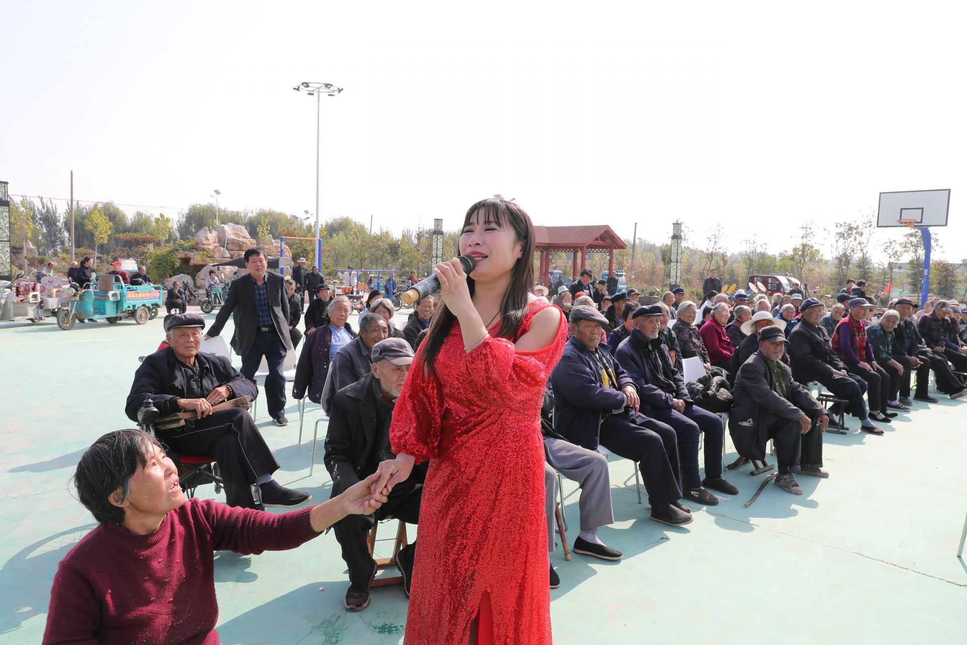 文艺演出超精彩！泗水后琴柏村的老人们快乐过节