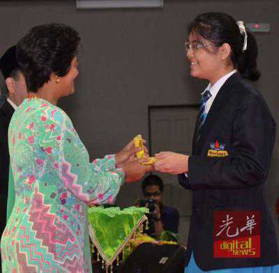 大马一华文中学女生考获12A佳绩 获王室颁奖