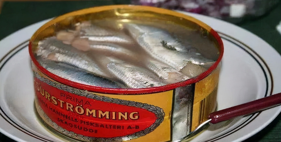 因纽特人美食腌海雀，腐烂后用嘴吮吸，可谓是“人类生化武器”
