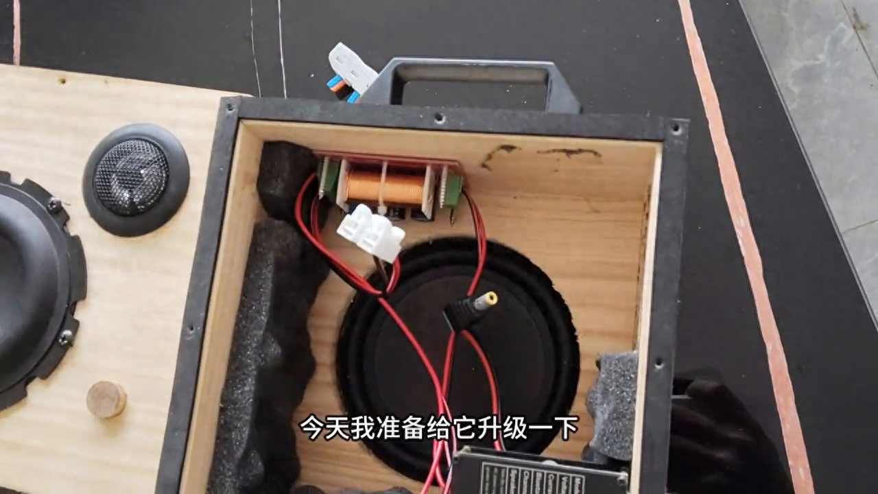 给自制音箱加装电池，以后在户外也可以听歌了