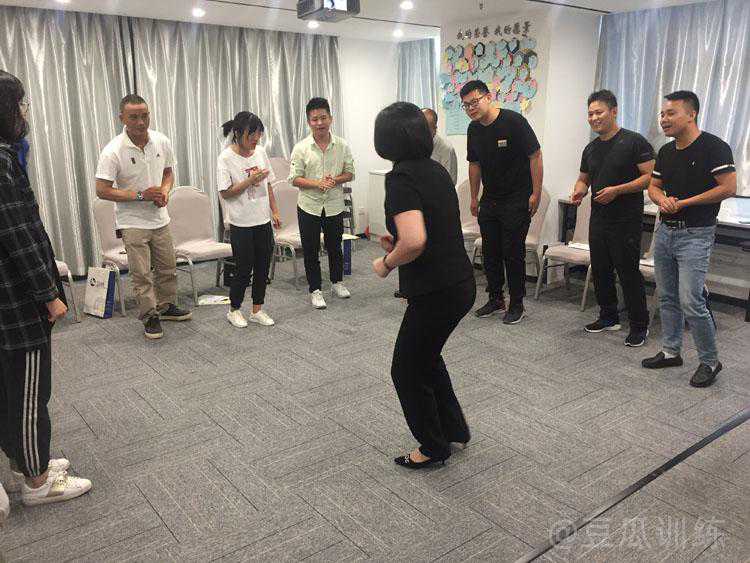 口才：当众讲话的四大痛点—胆、声、情、识